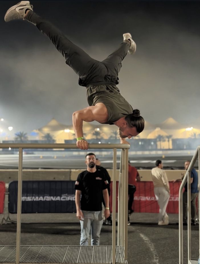 Samer lifestyle handstand